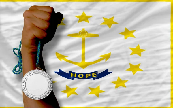 Серебряная медаль за спорт и флаг американского штата Род-Айла — стоковое фото