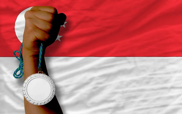 Zilveren medaille voor sport en nationale vlag van singapore — Stockfoto