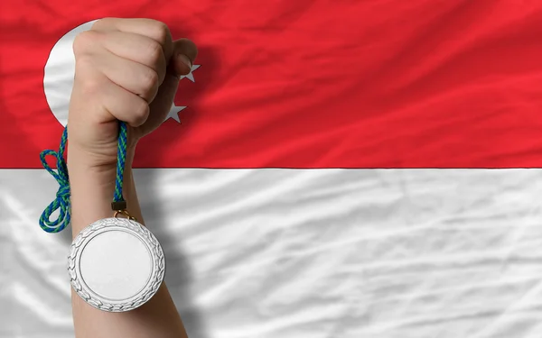 Medalla de plata para el deporte y la bandera nacional de Singapur — Foto de Stock