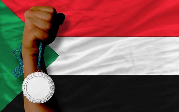 Medalla de plata por deporte y bandera nacional de sudan — Foto de Stock