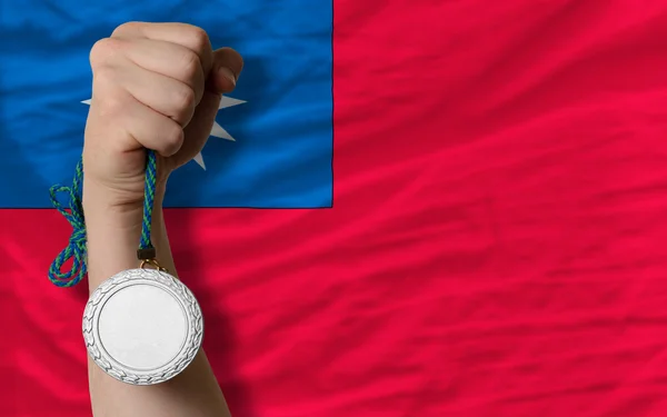 Stříbrná medaile pro sport a státní vlajka Tchaj-wanu — Stock fotografie