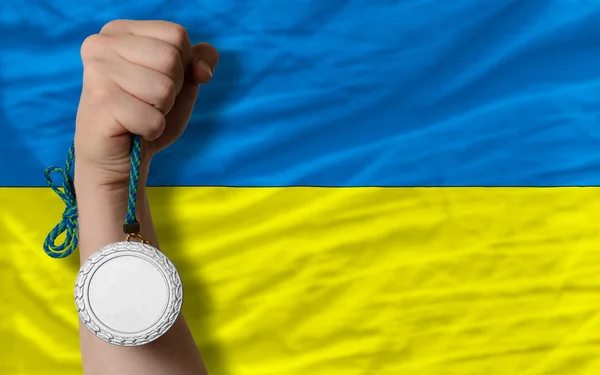 Stříbrná medaile pro sport a státní vlajka Ukrajiny — Stock fotografie