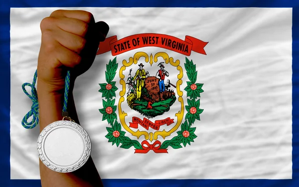 Medalla de plata por deporte y bandera del estado americano de West Virgi — Foto de Stock