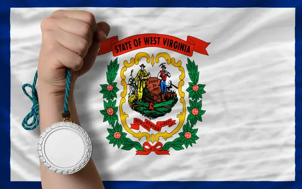 Серебряная медаль за спорт и флаг американского штата Западные Виргины — стоковое фото