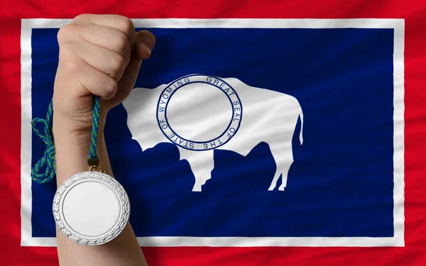Medalha de prata por esporte e bandeira do estado americano de wyoming — Fotografia de Stock