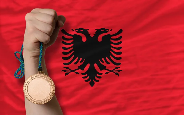 Bronzová medaile pro sport a státní vlajka Albánie — Stock fotografie