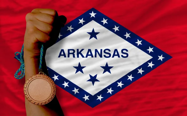 Medalha de bronze por esporte e bandeira do estado americano do arkansas — Fotografia de Stock