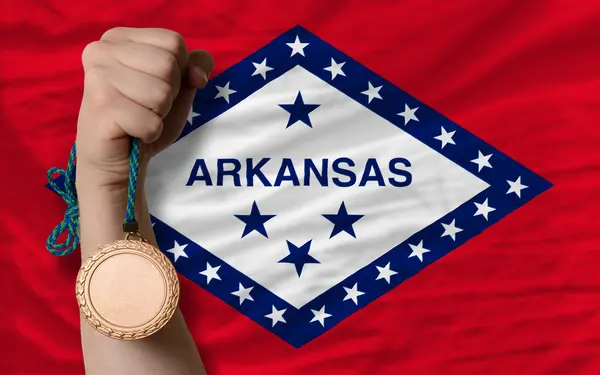 Medalha de bronze por esporte e bandeira do estado americano do arkansas — Fotografia de Stock