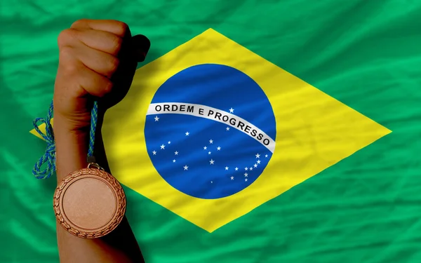 Бронзовая медаль за спорт и национальный флаг Бразилии — стоковое фото