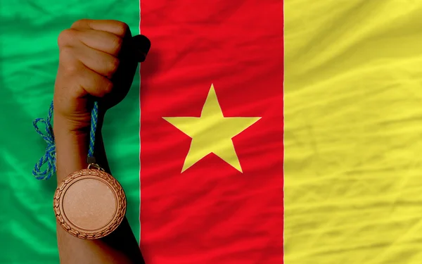 Бронзовая медаль за спорт и национальный флаг Камеруна — стоковое фото