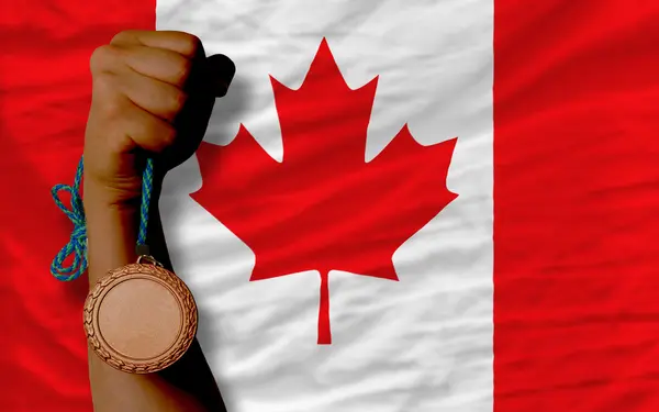 Medalha de bronze para esporte e bandeira nacional do Canadá — Fotografia de Stock