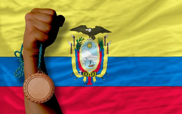 Brons för idrott samt nationella flagga i ecuador — Stockfoto