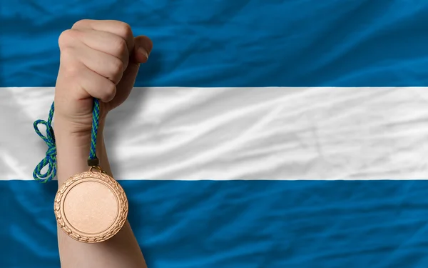 Бронзовая медаль за спорт и государственный флаг Сальвадора — стоковое фото