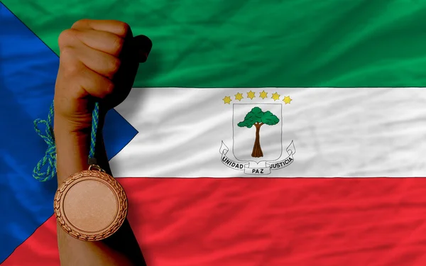 Medalha de bronze para desporto e bandeira nacional do guim equatorial — Fotografia de Stock