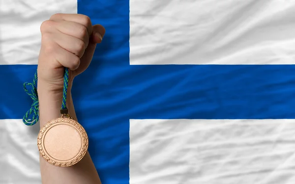 Medalla de bronce para el deporte y la bandera nacional de Finlandia — Foto de Stock