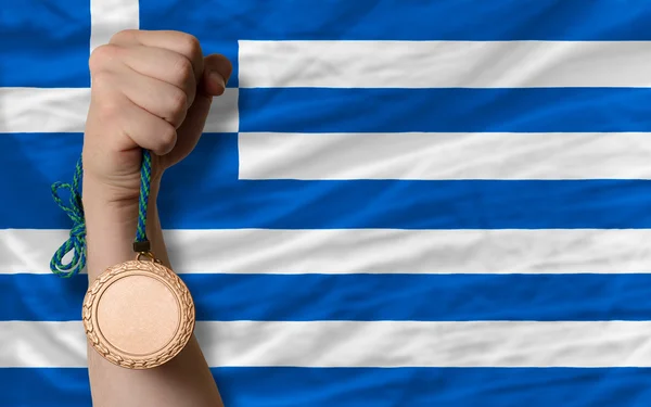 Бронзовая медаль за спорт и государственный флаг Греции — стоковое фото