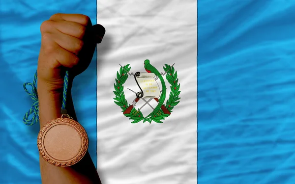 Medalha de bronze para esporte e bandeira nacional de guatemala — Fotografia de Stock