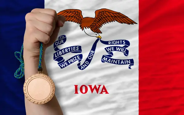 Medalla de bronce por deporte y bandera del estado americano de Iowa —  Fotos de Stock