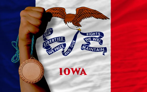 Бронзовая медаль за спорт и флаг американского штата Айова — стоковое фото