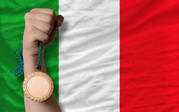 Bronzová medaile pro sport a státní vlajka Itálie — Stock fotografie