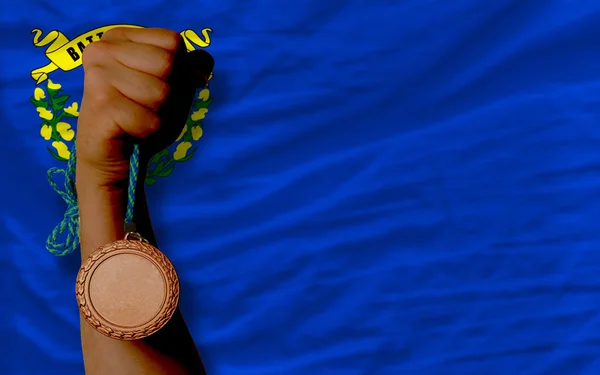 Bronzová medaile pro sport a vlajka amerického státu nevada — Stock fotografie