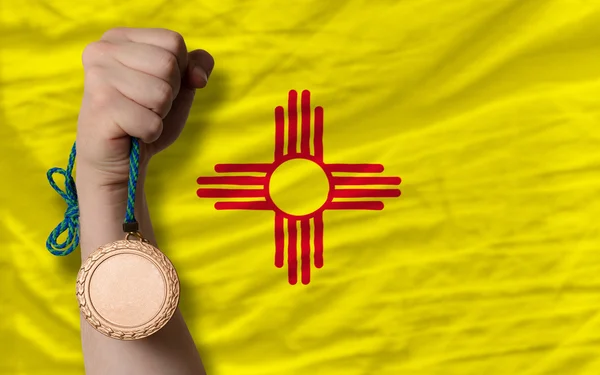 Medalla de bronce por deporte y bandera del estado americano de Nuevo México — Foto de Stock