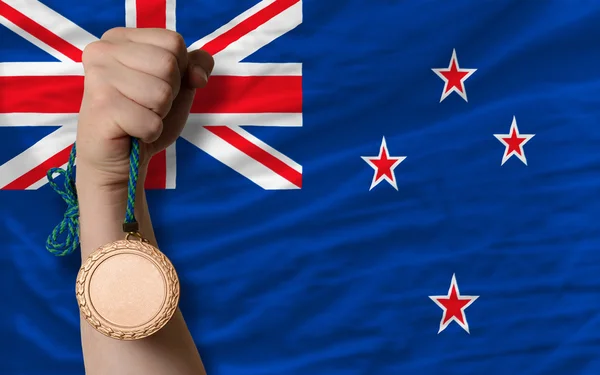 Medalla de bronce para el deporte y bandera nacional de Nueva Zelanda —  Fotos de Stock