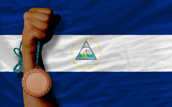 Bronzová medaile pro sport a státní vlajka Nikaraguy — Stock fotografie