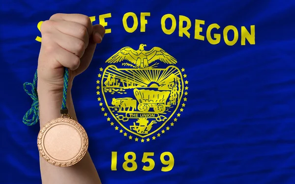 Medalha de bronze por esporte e bandeira do estado americano de oregon — Fotografia de Stock