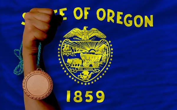 Medalha de bronze por esporte e bandeira do estado americano de oregon — Fotografia de Stock