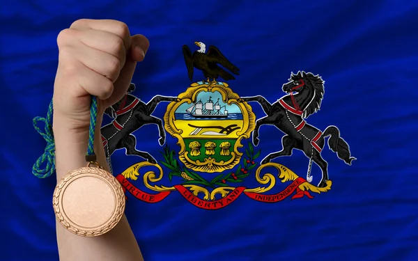 Bronzová medaile pro sport a vlajka amerického státu pennsylvan — Stock fotografie