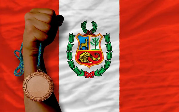 Medalha de bronze para esporte e bandeira nacional do peru — Fotografia de Stock