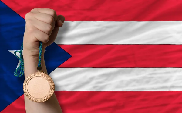 Medaglia di bronzo per lo sport e bandiera nazionale del puertorico — Foto Stock