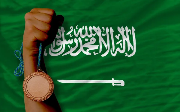 Medalla de bronce por deporte y bandera nacional de arabia saudí —  Fotos de Stock