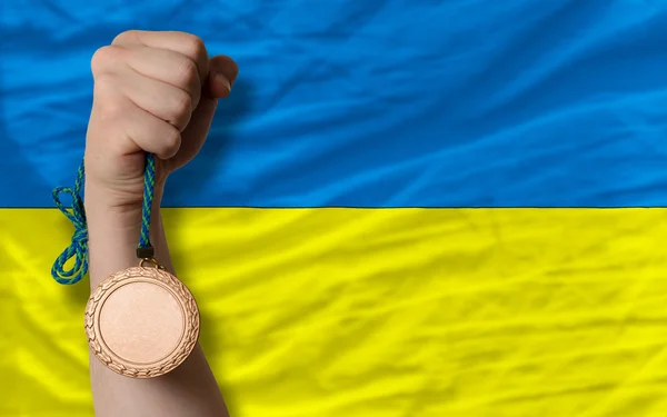 Médaille de bronze pour le sport et drapeau national de l'ukraine — Photo