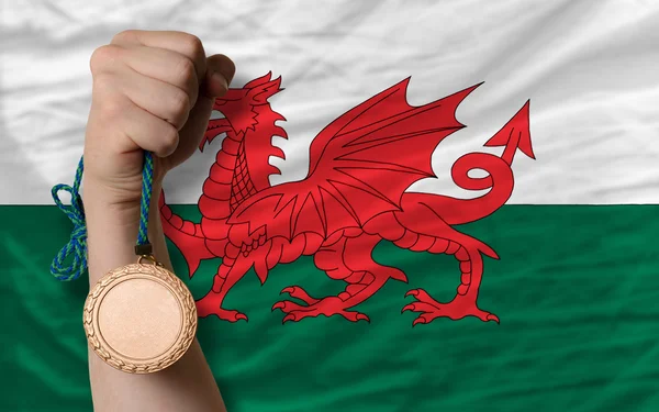 Bronzová medaile pro sport a státní vlajka Walesu — Stock fotografie