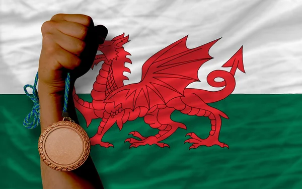 Bronzen medaille voor sport en nationale vlag van wales — Stockfoto