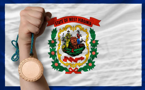 Бронзовая медаль за спорт и флаг американского штата Западные Виргины — стоковое фото