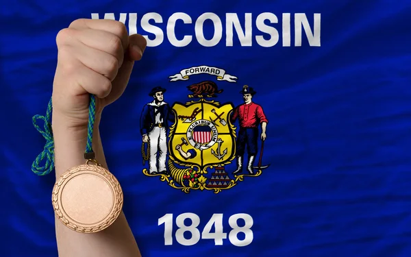 Medalha de bronze por esporte e bandeira do estado americano de wisconsin — Fotografia de Stock