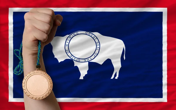 Bronze medal for sport and flag of american state of wyoming — Stock Photo, Image