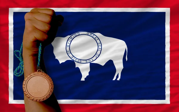 Bronze medal for sport and flag of american state of wyoming — Stock Photo, Image