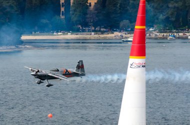 Rovinj, Hırvatistan - 13 Nisan 2014 uçak red bull Air race ev