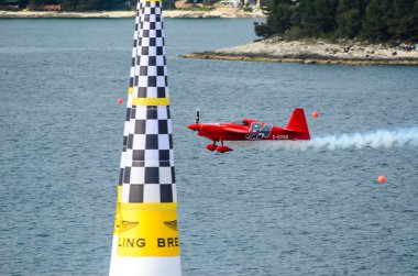 Rovinj, Hırvatistan - 13 Nisan 2014 uçak red bull Air race ev