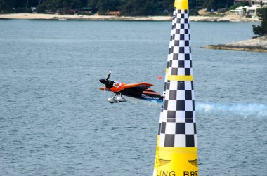 Rovinj, Hırvatistan - 13 Nisan 2014 uçak red bull Air race ev