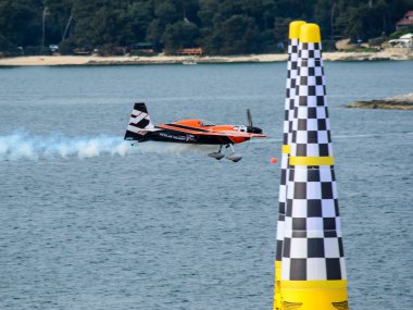 Rovinj, Hırvatistan - 13 Nisan 2014 uçak red bull Air race ev