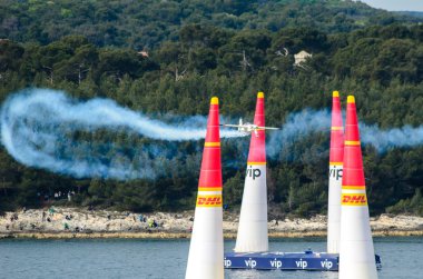 Rovinj, Hırvatistan - 13 Nisan 2014 uçak red bull Air race ev