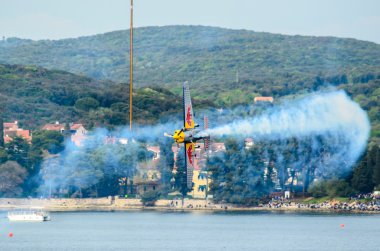 Rovinj, Hırvatistan - 13 Nisan 2014 uçak red bull Air race ev