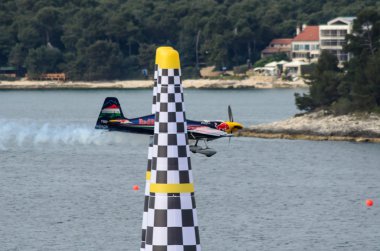 Rovinj, Hırvatistan - 13 Nisan 2014 uçak red bull Air race ev
