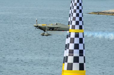 Rovinj, Hırvatistan - 13 Nisan 2014 uçak red bull Air race ev
