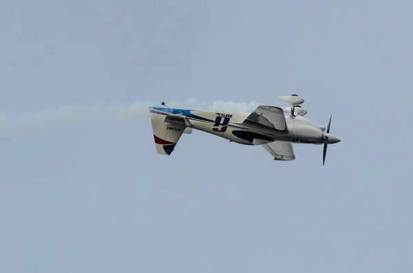 ROVINJ, CROACIA - 13 ABRIL 2014 avión en Red Bull Air Race ev — Foto de Stock